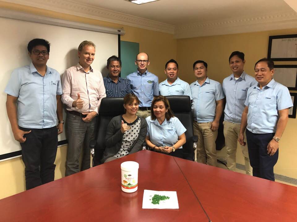MervueLabs's tweet photo. Mervue Laboratories' Veterinary Technical Manager Sinteoan Daniel discussing our new Avi Vit StartAid Chick Gel with our partners in the Philippines this week. #MeruveTeam #AviVit #EarlyPoultryNutrition #GlobalPartners https://t.co/BWCtSzpfEq