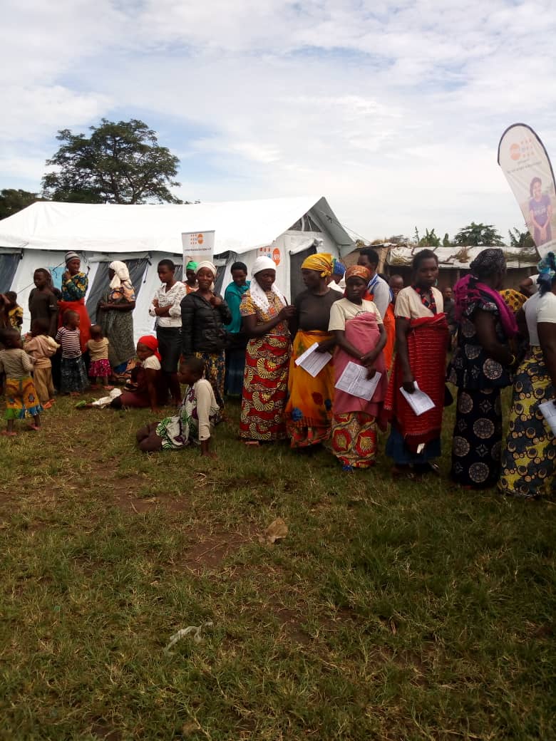 UNFPAUganda's tweet photo. HAPPENING NOW: An integrated #SRH #GBV outreach and camp at #Rwamwanja #Refugee #Settlement has attracted over 400 people turning up for #HIV testing &amp; #CervicalCancer screening. Thanks to our partners @ACORDAfrica @OPMUganda #16DaysOfActivism #Orangetheworld #LiveYourDreamUG https://t.co/MJk77LX3A5