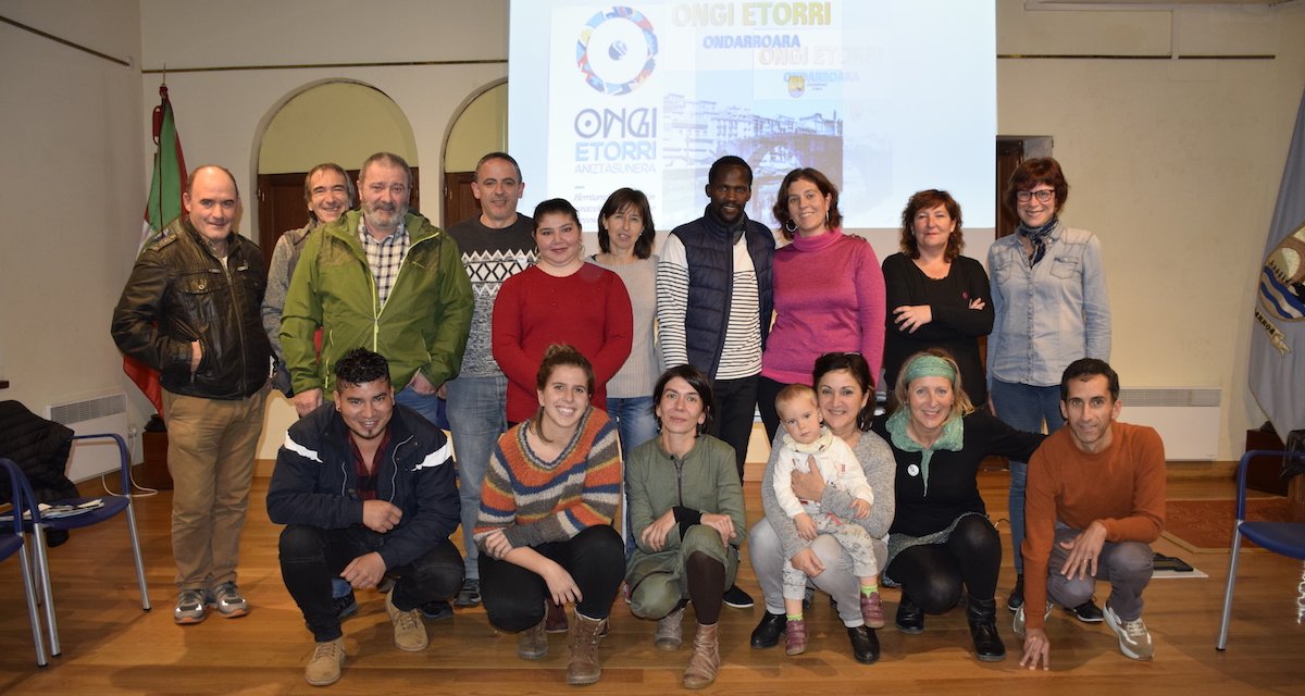 2018an Ondarroara bizitzera etorri diren bizilagun berriei ongi etorria eman die Ondarroako Udalak, alkateak eta zinegotziek parte hartu duten saioan. 
udalbarriak.eus/2018/12/05/ong…
(Arg: Nerea Bedialauneta @LeakoHitza)