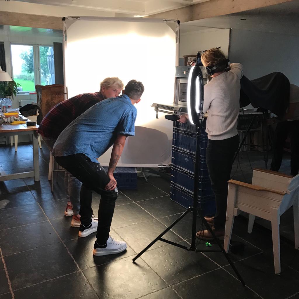 Vanaf dag 1 van de Koekenbakkers Campagne van <a href="/albertheijn/">Albert Heijn</a> stonden de telefoons van <a href="/yesr/">Yes-R</a> en <a href="/kalvijn/">Kalvijn</a> roodgloeiend! De kinderen konden woorden insturen die gebakken waren met de steekvormpjes van Albert Heijn en zo kans maken om bij de Rap Battle Finale te zijn! #WavemakerNL