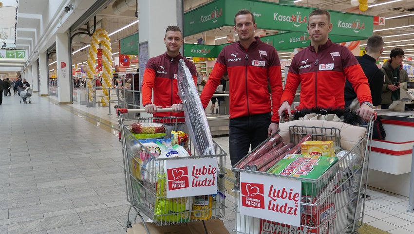 KSCracoviaSA's tweet photo. ℹ️ Pomagamy 👍 @szlachetnapaczk 🎁 od naszych piłkarzy ⚽️ i hokeistów 🏒 już wkrótce trafi do dwóch potrzebujących krakowskich rodzin 👩‍👦‍👦 https://t.co/YNzYWENlXn