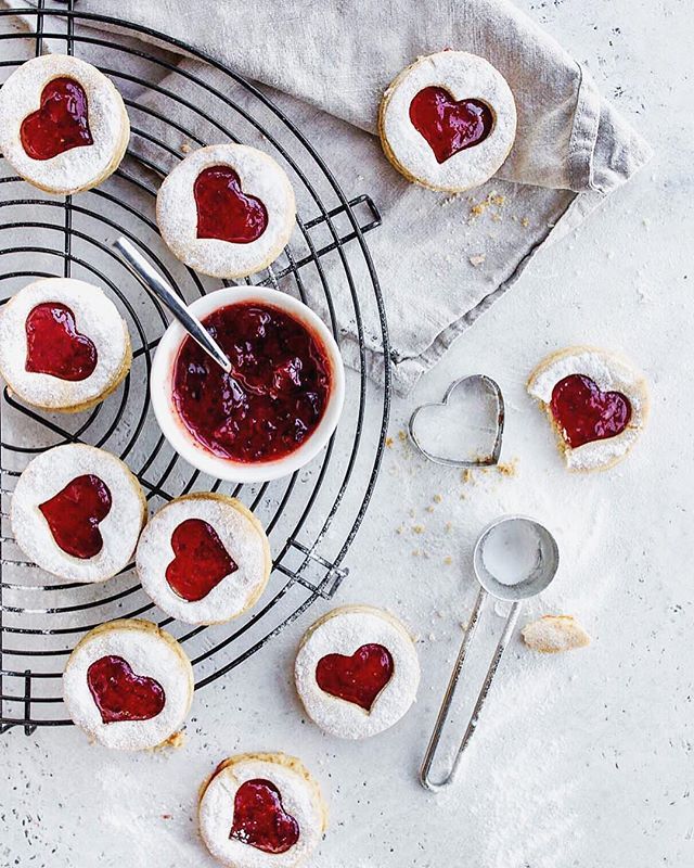 Lovin’ these Raspberry Linzer Cookies by <a href="/vanillacrunnch/">Vanillacrunnch</a>! 

Get the recipe: thefeedfeed.com/vanillacrunnch…