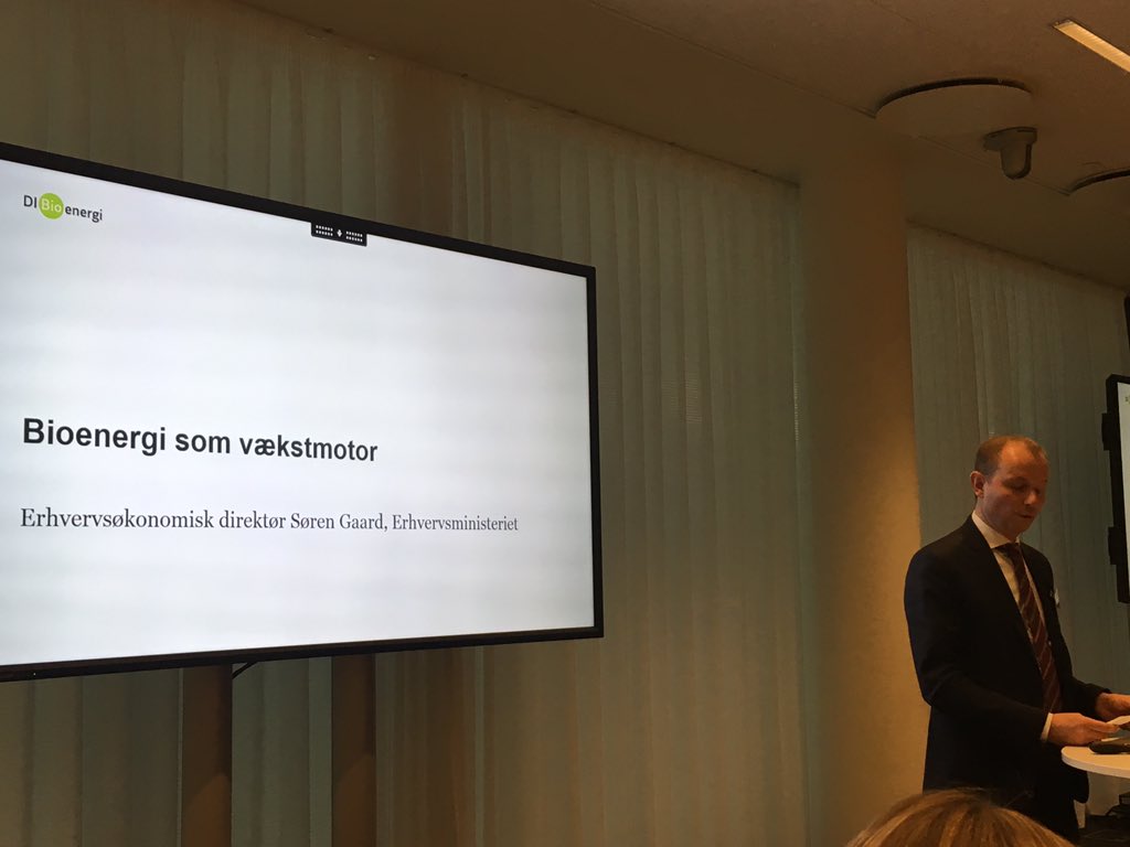 DK er i den globale førertrøje også indenfor #bioenergi #biomasse #biogas. DK har brug for den fleksibilitet som bioenergien leverer for at komme i mål for #dkgreen siger erhvervsøkonomisk direktør Søren Gaard fra <a href="/Erhvervs_min/">Erhvervsministeriet</a>