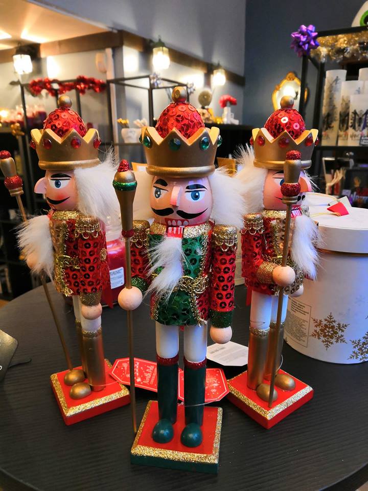 C'est #Noel au Manoir de Paris 🎅
La boutique a fait le plein de cadeaux à offrir : bougies, objets insolites, figurines Pop! et plein de bonnes choses : venez remplir votre hotte 🎁