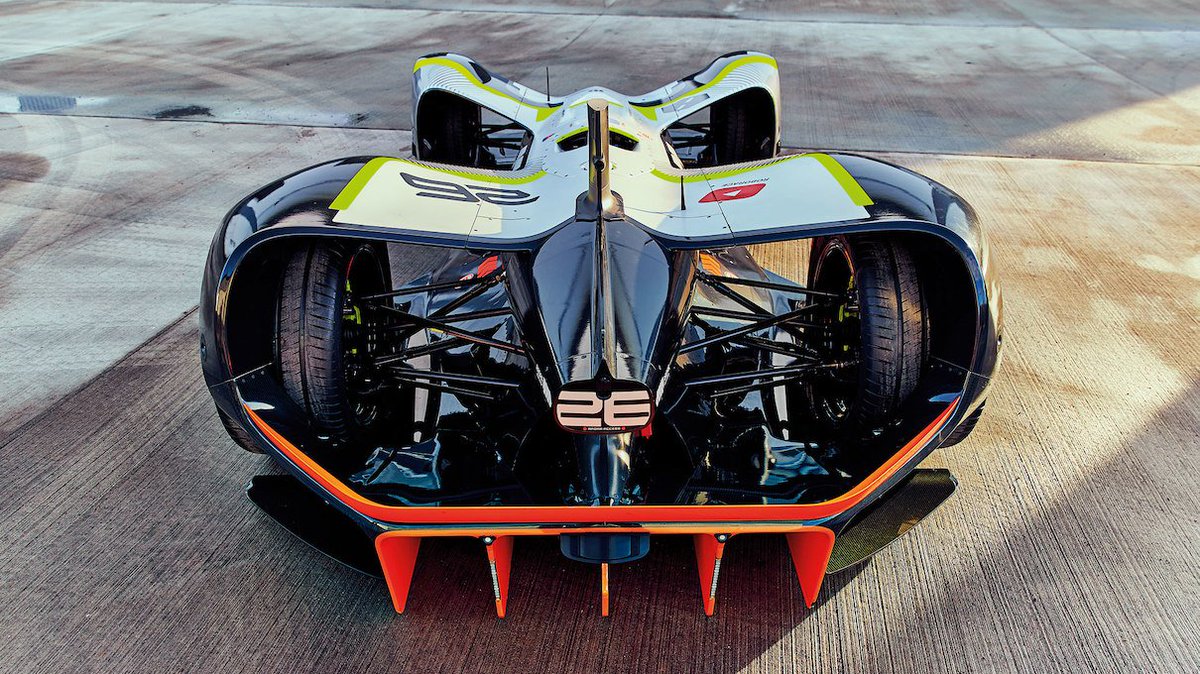 AudiJapan's tweet image. コックピットやステアリングがない一風変わったレーシングカー。
AIを搭載した完全自動運転車による #ROBORACE のために開発中のマシンです。
このクルマをデザインしたのは、かつて #Audi でデザイナーを務めたDaniel Simon。
ドライバーのいない全く新しい形のレース、皆さんはどう思いますか?