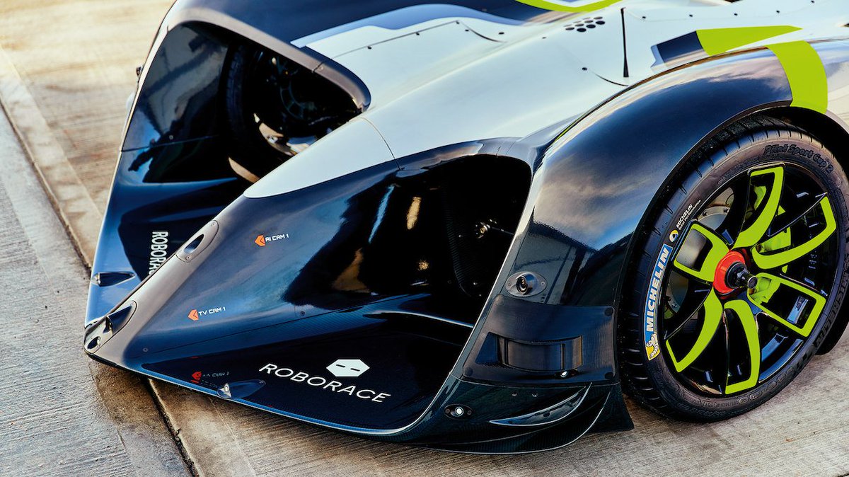 AudiJapan's tweet image. コックピットやステアリングがない一風変わったレーシングカー。
AIを搭載した完全自動運転車による #ROBORACE のために開発中のマシンです。
このクルマをデザインしたのは、かつて #Audi でデザイナーを務めたDaniel Simon。
ドライバーのいない全く新しい形のレース、皆さんはどう思いますか?