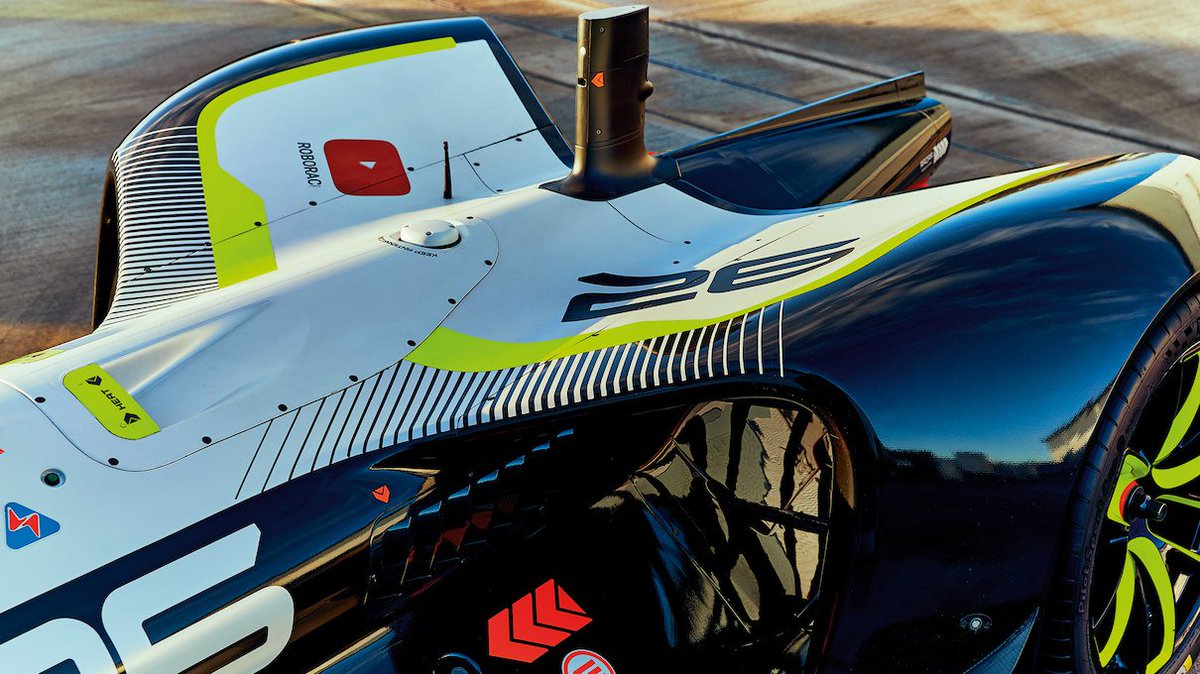 AudiJapan's tweet image. コックピットやステアリングがない一風変わったレーシングカー。
AIを搭載した完全自動運転車による #ROBORACE のために開発中のマシンです。
このクルマをデザインしたのは、かつて #Audi でデザイナーを務めたDaniel Simon。
ドライバーのいない全く新しい形のレース、皆さんはどう思いますか?