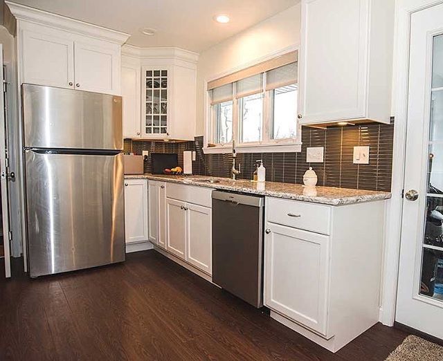 HaasCabinet's tweet photo. For #WhiteKitchenWednesday, we have this pretty kitchen from Kaz Companies! Designed by Lisa B., the cabinets are Plantation Maple in Bistro paint. #haascabinet #cabinetry #woodworking https://t.co/C1n0KJbitu https://t.co/BrXhJyMEr3
