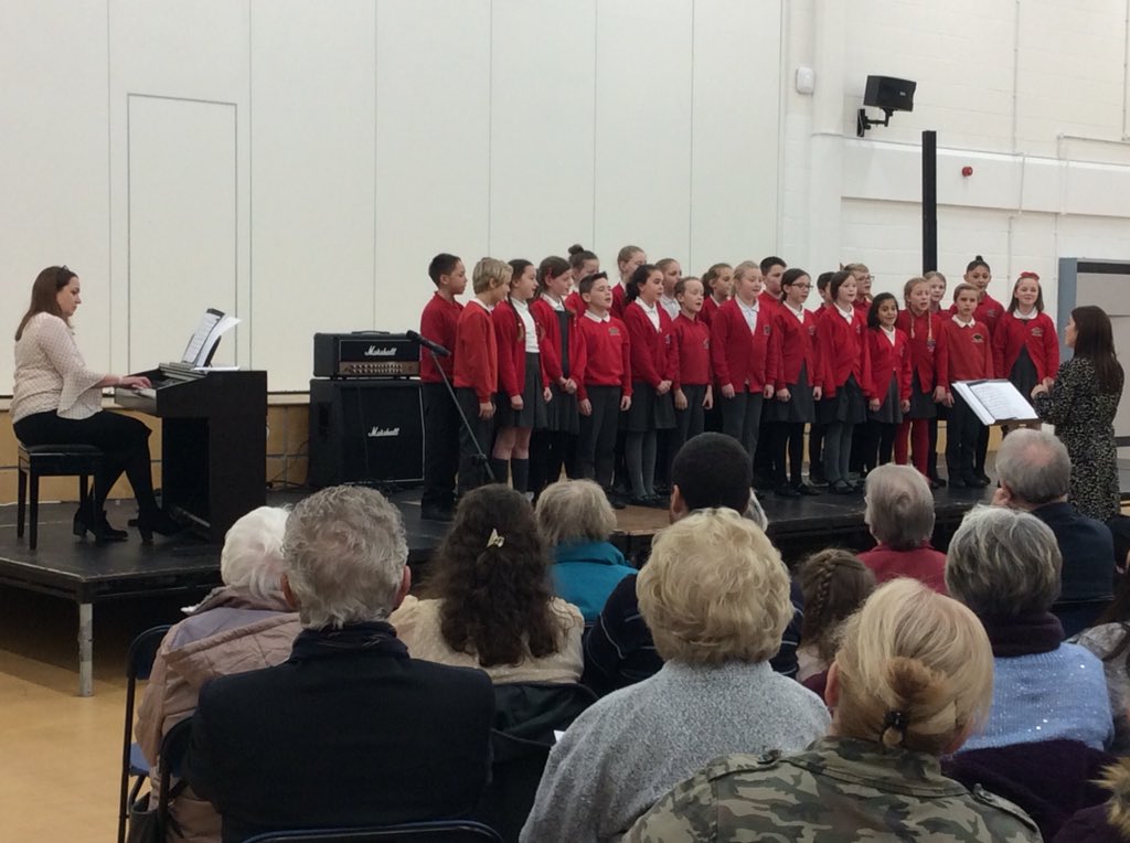 Da iawn blant am ganu mor hyfryd yng nghyngerdd y maer. Lovely singing at the mayor’s carol service <a href="/CaerphillyCBC/">CaerphillyCBC</a>