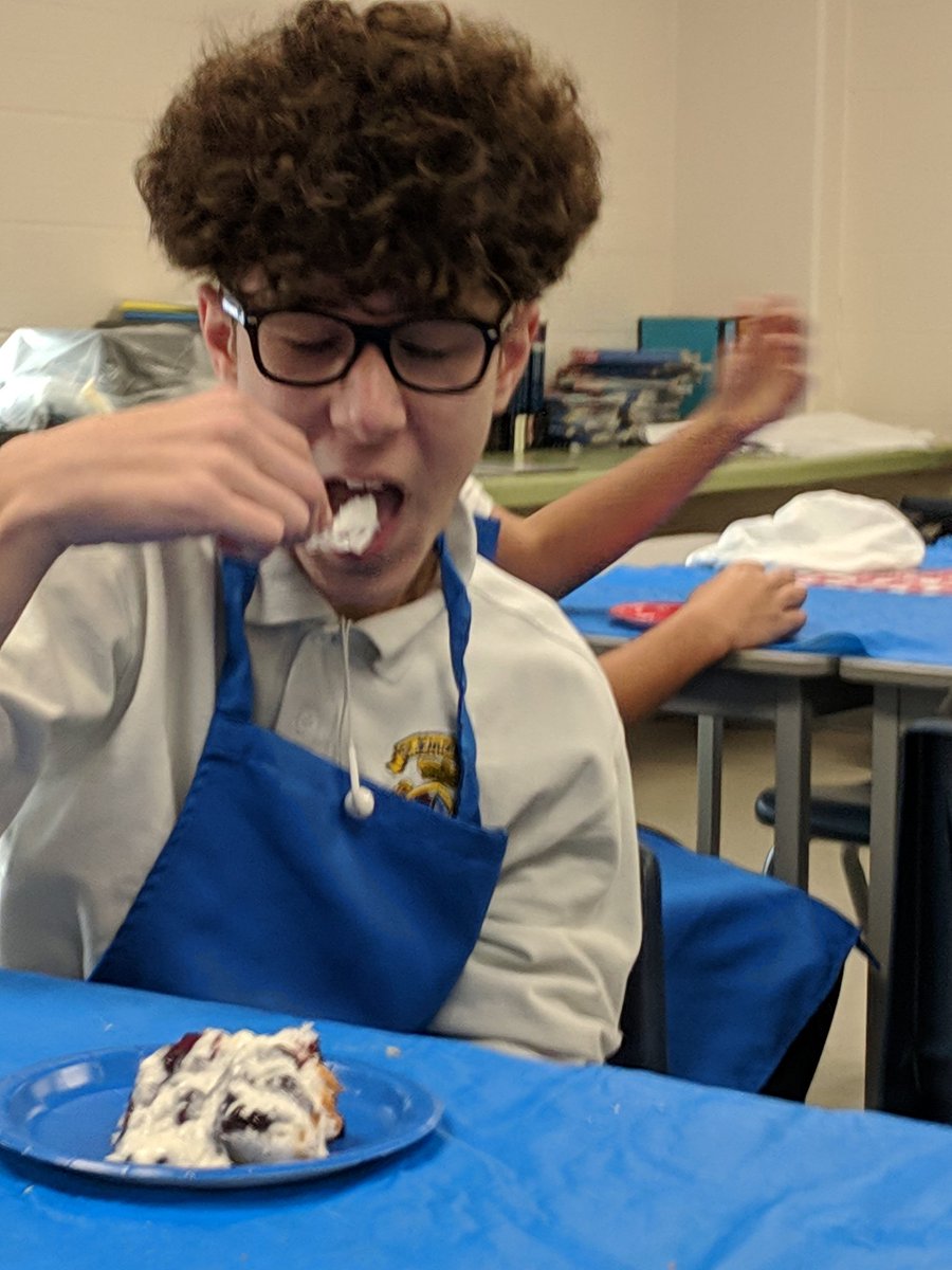 Mme_DiBenz's tweet photo. Et maintenant on mange les délices...#FSF1P #WeAreBlackBears https://t.co/Pi4QchAMrM