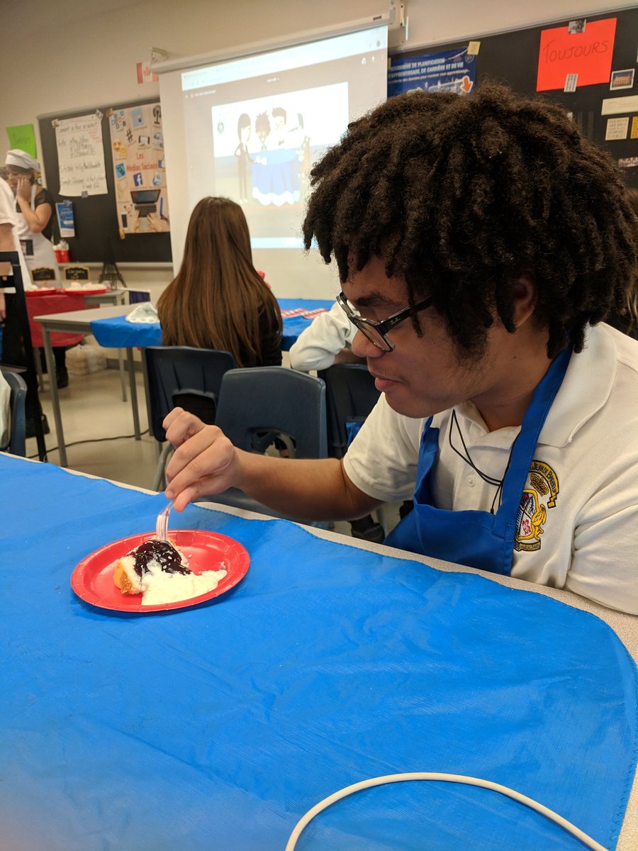 Mme_DiBenz's tweet photo. Et maintenant on mange les délices...#FSF1P #WeAreBlackBears https://t.co/Pi4QchAMrM