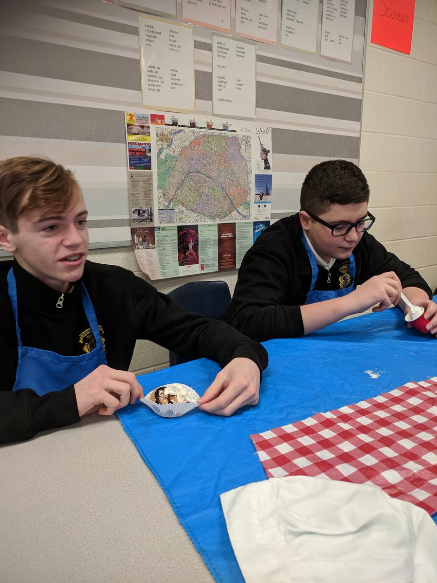 Mme_DiBenz's tweet photo. Et maintenant on mange les délices...#FSF1P #WeAreBlackBears https://t.co/Pi4QchAMrM
