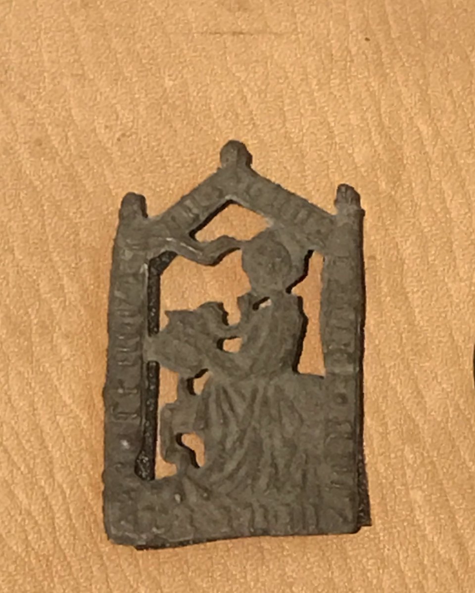 PilgrimsLibrary's tweet image. A 15th-century #pilgrim badge of St Bridget/Birgitta of #Sweden, from Vadstena, showing Bridget writing. ✍️ 😇 @Kulturhistorisk #tracingthecode #gatewaytoheaven #medievaltwitter