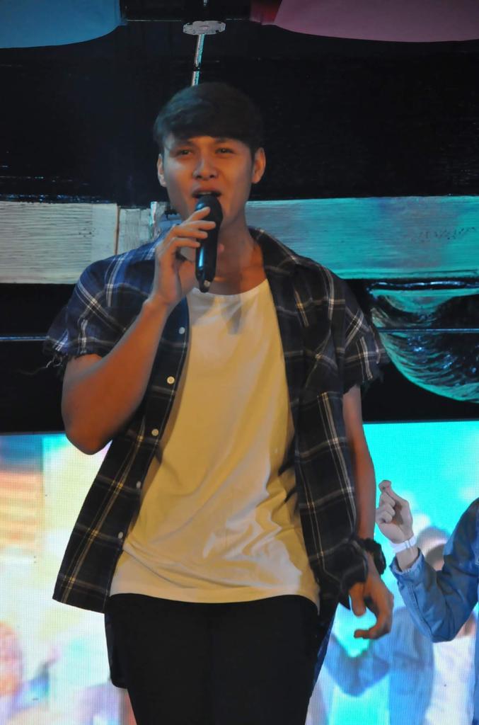iKONIC_blinkeu's tweet photo. 12.01.18 @BoybandPH @boyband_tristan at NCCC Mall Buhangin, Davao City for #NCCC40 Anniversary Show
@BoybandPH
π·: NCCC Mall Buhangin fb page https://t.co/epNu9H9JhJ