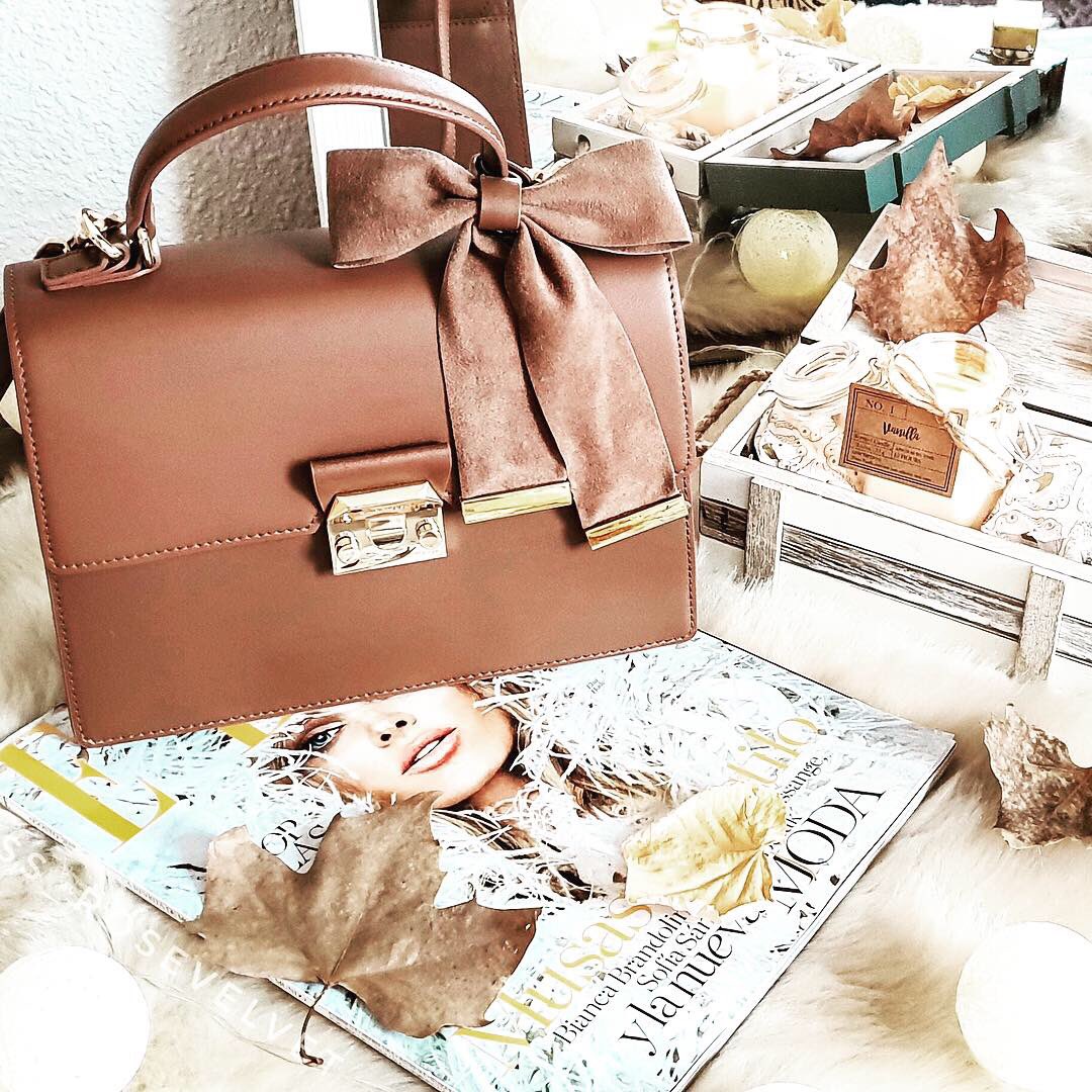 EminiHouse's tweet photo. Brown, the holiday color with our tie bow leather padlock handbag π Will you buy a gift for your self? https://t.co/gXyxNrVqzz #eminihouse https://t.co/37NYtYOq9m