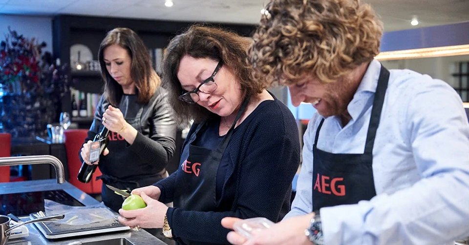 Ben jij een hobbykok die graag een stapje verder gaat? Krijg inspiratie voor het kerstdiner tijdens een AEG kookworkshop in Librije's atelier. Samen met de chefs van De Librije ga je aan de slag met de bereiding van een voor- en hoofdgerecht! ☛ aeg.nl/local/cooking-…