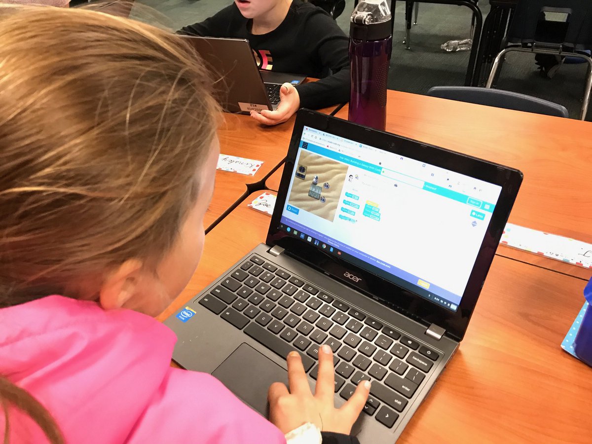 Jodi_L_Strain's tweet image. Enjoying our hour of code this morning! ⁦@FierceFolsom⁩ #FolsomLearns #ProsperCodes