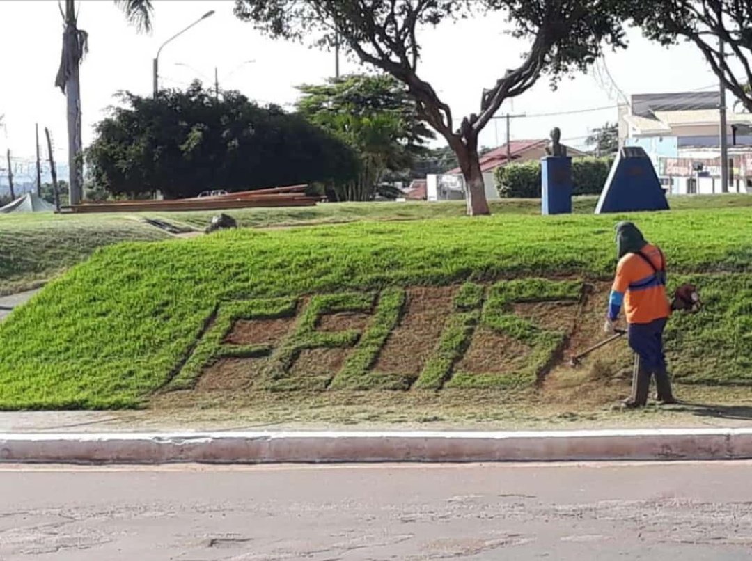 Bruneeetz's tweet image. Numa cidade aqui do Mato Grosso tinha esse funcionário sendo zoado pela cidade TODA por ter tentado fazer uma decoração de &quot;feliz natal&quot; e ter escrito &quot;felis&quot;

Essa foi a nota escrita pela prefeitura que reconheceu o esforço e a intenção dele. Parabéns Jaburú ❤