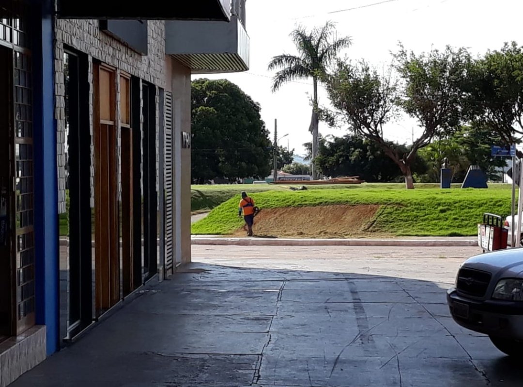 Bruneeetz's tweet image. Numa cidade aqui do Mato Grosso tinha esse funcionário sendo zoado pela cidade TODA por ter tentado fazer uma decoração de &quot;feliz natal&quot; e ter escrito &quot;felis&quot;

Essa foi a nota escrita pela prefeitura que reconheceu o esforço e a intenção dele. Parabéns Jaburú ❤