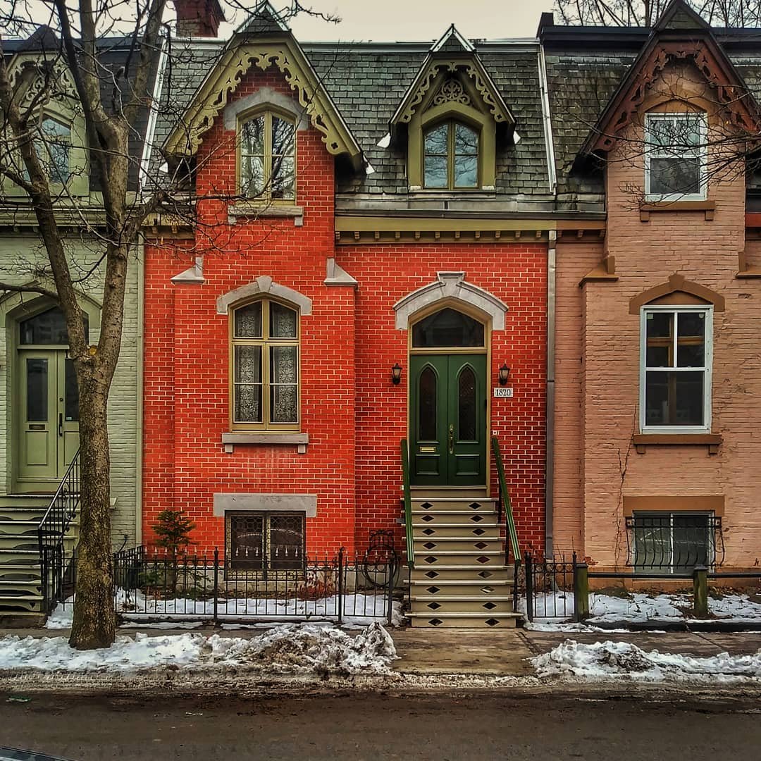 Maisons montréalaises aux couleurs de Noël 🎄
📷 simply_vintageous  bit.ly/2SpqdHK #MTLmoments #architecture