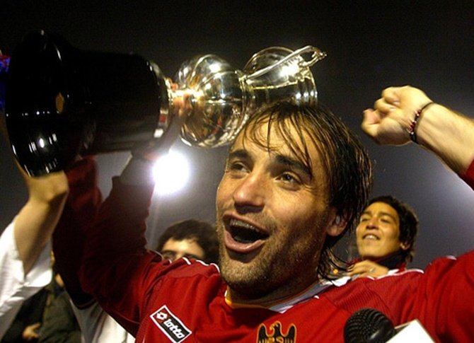 Coordinacion_FR's tweet photo. Saludamos a nuestro ídolo, José Luis “Coto” Sierra Pando en su cumpleaños N° 50🎉

Multicampeón con Unión Española:
🏆Copa Chile 1992 y 1993
⭐Torneo de Apertura 2005  ⭐Transición 2013
🏆SuperCopa 2013

Cual es el momento mas recordado con el mitico zurdo y la 10 en la espalda? https://t.co/MzUiqDTP2v