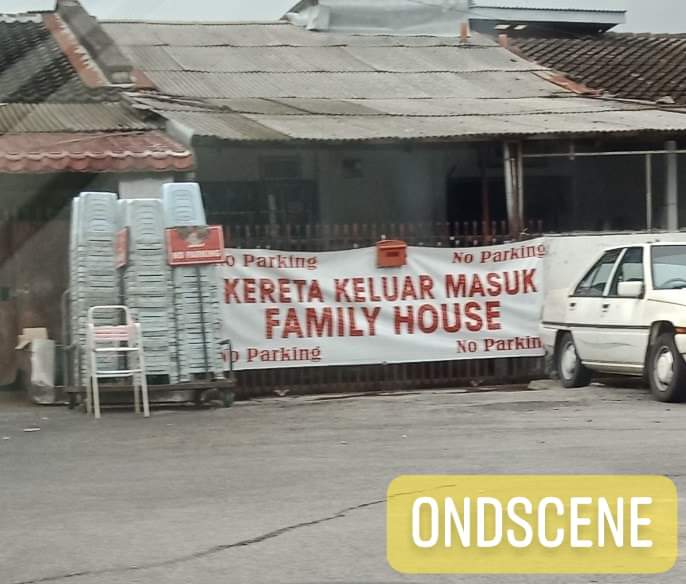 MyOndscene's tweet photo. #YangNi

Baiklah, kalau ada sesiapa yang rabun tak reti bahasa juga parking halang laluan depan rumah anda, boleh contohi keluarga ini...

KERETA KELUAR MASUK

       FAMILY HOUSE

         NO PARKING

#ondscene #NoParking #family https://t.co/117jup6uca