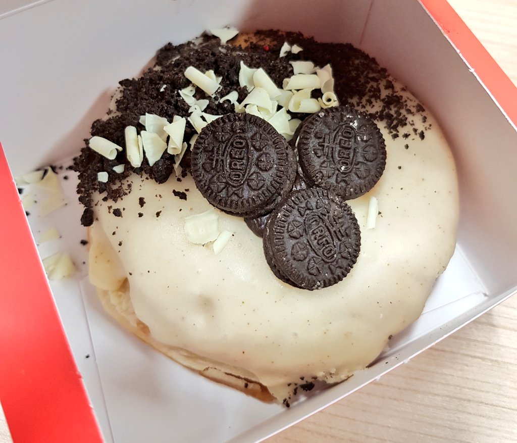 r_j_snaps's tweet photo. So @doughnuttime_uk has opened on #Cheapside in the City. Thanks for the free doughnut ππ© #RobertDeNoreo https://t.co/rMfuXeXFBz