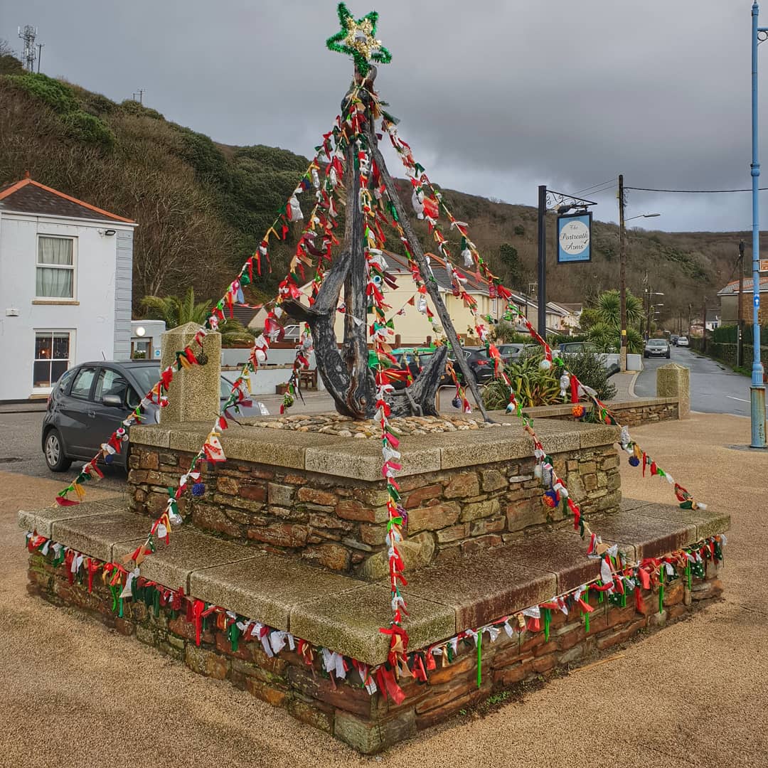 Brightening up a grey day in the village, thank you festive fairies #LovePortreath 💙 #lovewhereyoulive #luckytolivehere #reducereuserecycle #ecofriendly #loveyourplanet #communitiesinaction #plasticsucks #rusticchristmas #merryandbright #deckthehalls #holidaysarecoming