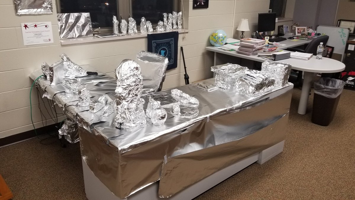 LukasGotto's tweet photo. How I found my desk this morning. ๐ #gameon #whohasthatmuchtime https://t.co/jgz9tXwTqi