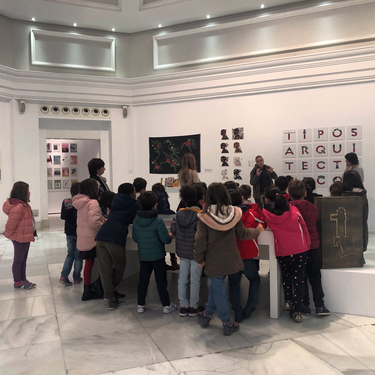 Tiposcertamen's tweet photo. El mejor día de #Tipos18 Que bien lo hemos pasado con los niños de primaria del Menéndez Pelayo! #diseñografico #enseñanza #santander https://t.co/AR9ws8idyg