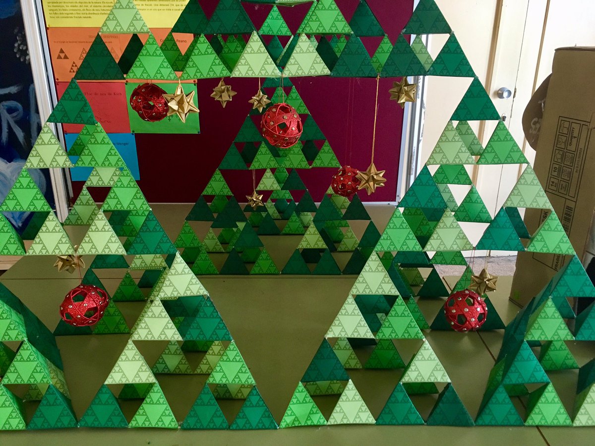 Serra8Nuria's tweet photo. L’alumnat de 2n i 3r d’ESO de l’@insdertosa ha fet un arbre de nadal molt matemàtic: tetraedre de sierpinski fet amb cartolina, poliedres estrellats de papiroflèxia i esferes fetes amb tires tal i com els cracks del @MMACA_cat ens van ensenyar al taller de les #JEMREUS https://t.co/KmW6VkyeJf