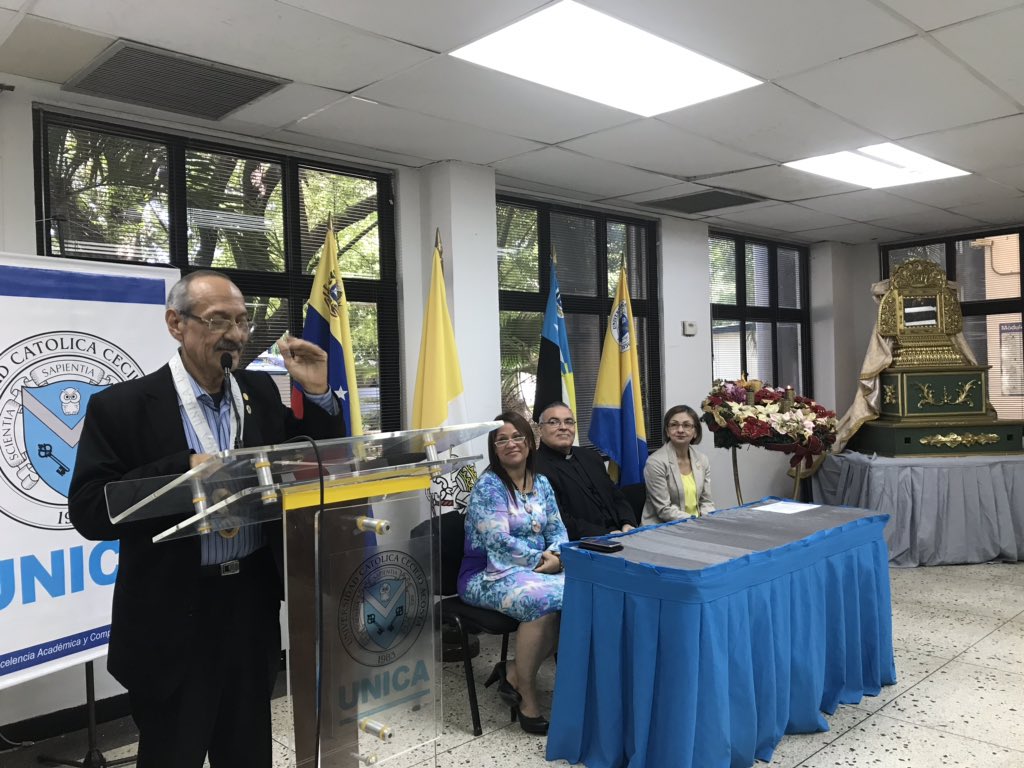 UNICAeduve's tweet photo. El profesor, César Monsalve, recibe un reconocimiento por sus 35 años al servicio en nuestra universidad; nos acompaña desde la fundación de esta casa de estudios. Agradecemos su entrega a la labor educativa, plena de significado y trascendencia. 👏🏼👏🏼👏🏼

#UNICA35años https://t.co/9ENtkUp5j0