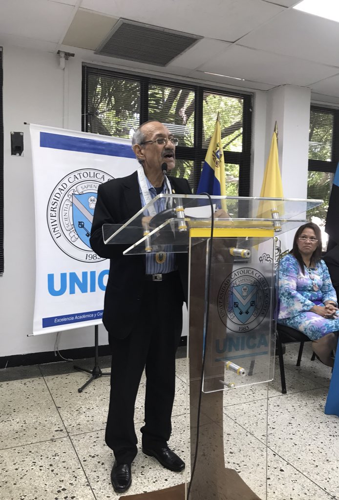 UNICAeduve's tweet photo. El profesor, César Monsalve, recibe un reconocimiento por sus 35 años al servicio en nuestra universidad; nos acompaña desde la fundación de esta casa de estudios. Agradecemos su entrega a la labor educativa, plena de significado y trascendencia. 👏🏼👏🏼👏🏼

#UNICA35años https://t.co/9ENtkUp5j0