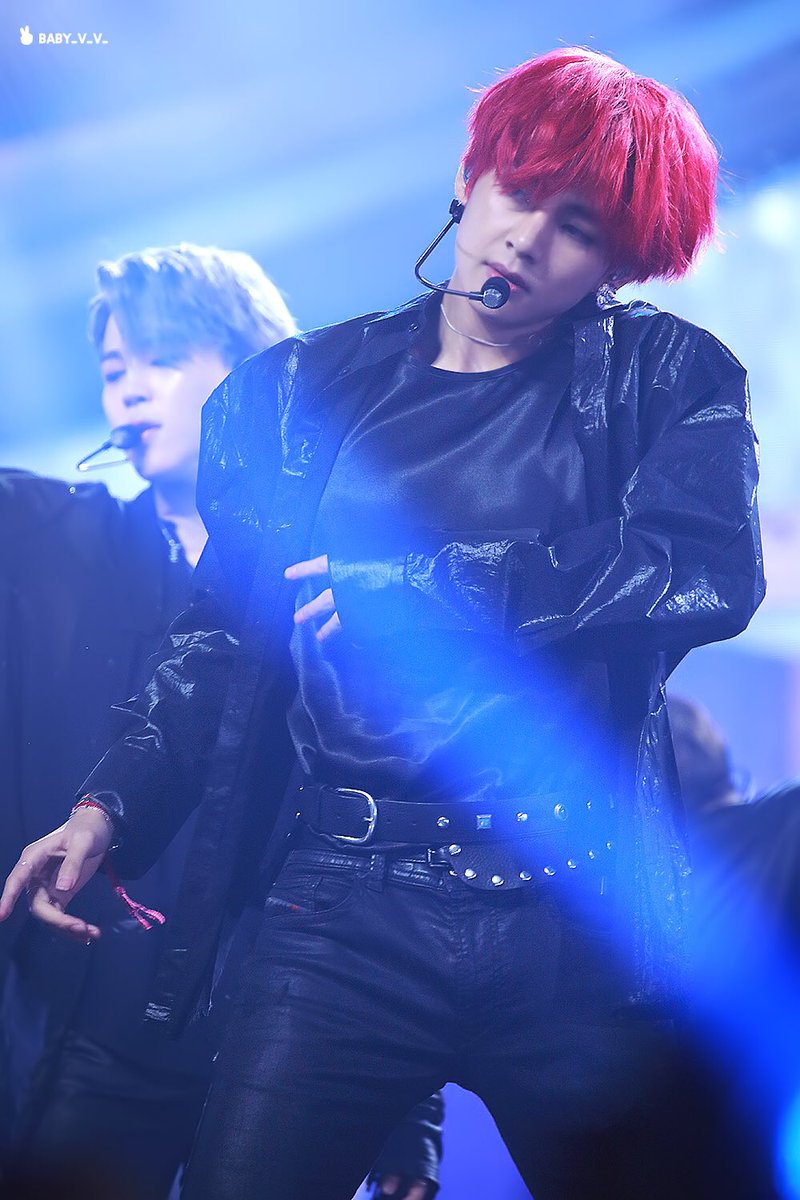 An article talking abt how Taehyung's stage presence is "Idols' Idol" A lot of rookie idols mentioning him as their role model has become a HOT ISSUE in kpop communityJin once called  #V   "AN IDOL PRODIGY!"KIM TAEHYUNG is truly an enigma in the IDOL world https://m.entertain.naver.com/read?oid=022&aid=0003323546