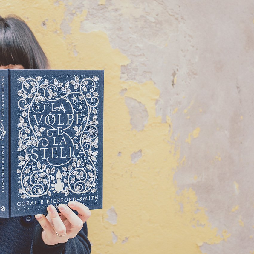 TheEatCulture's tweet photo. La volpe e la stella una storia d'amicizia e di perdita.
L'autrice conduce il lettore in una profonda foresta.
Lì abita Volpe. Volpe ha Stella, un'amica che brilla per lei.
Cosa succede se viene a mancare la sua luce? #fareluce #libri #leggere
https://t.co/dgiUerWaaB https://t.co/tJ3pRvUyNj