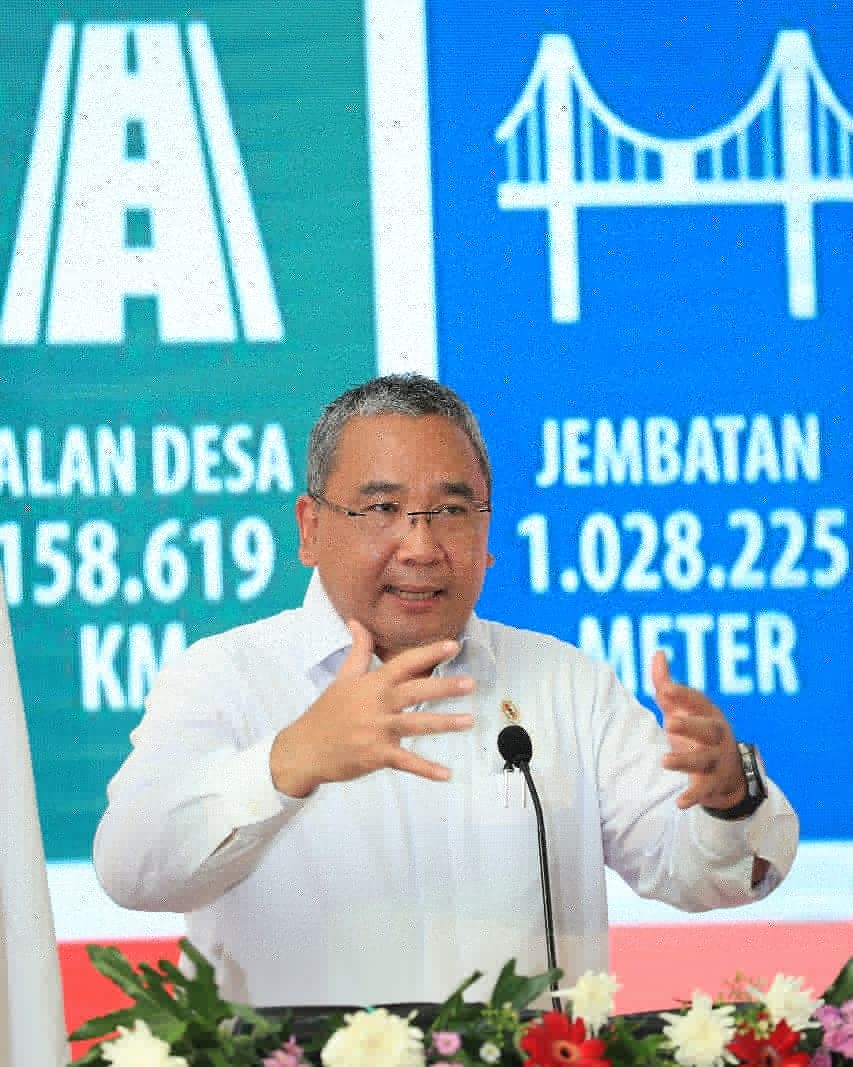 EkoSandjojo's tweet photo. Bersama Menteri Negara Badan Usaha Milik Negara, Rini Soemarno, memberikan arahan dalam acara Sosialisasi Kerjasama BUMDes dan Pembentukan Pertashop dan BUMNShop dalam mendukung pembangunan dan pemberdayaan masyarakat desa, di Sukabumi pada rabu 5/12/18 https://t.co/B0jinxkib1