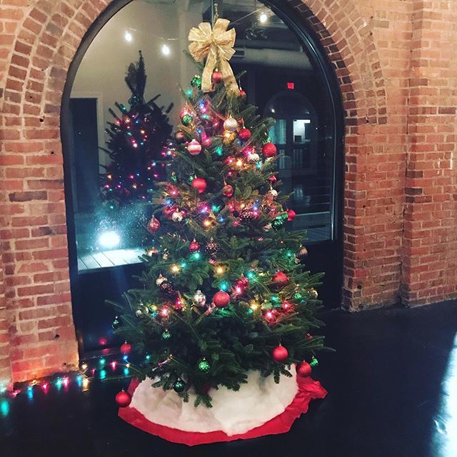 It’s beginning to look a lot like Christmas 🎄 Merry Christmas from our family to yours. Cheers! 🎁 ift.tt/2Sx0MnT