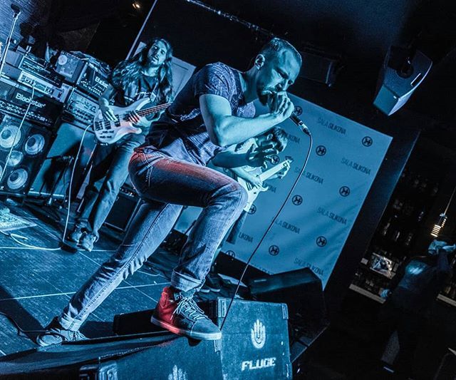 uwl_band's tweet photo. This is just the beginning
• • •
📷>>> @alvaro.carlier
.
.
.
#ChapterHate #ChapterHateBand #Singer #Growls #Death #Metal #DeathMetal #ProgressiveDeathMetal #MetalBand #MetalHeads #Bass #Bassist #BassPlayer #Guitar #Guitarist #GuitarPlayer #Concert #Sh… https://t.co/mtodVQyq2B https://t.co/KsQQhQCtAV