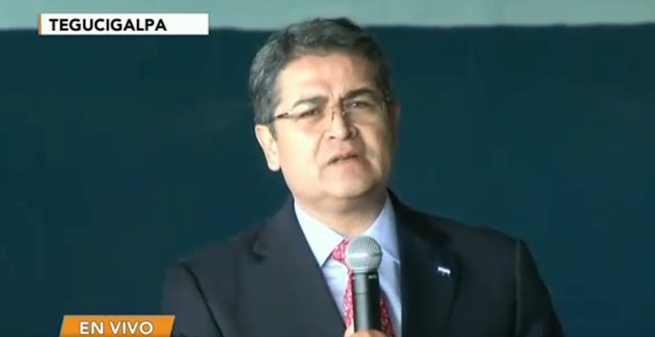 televicentrohn's tweet photo. #LOÚLTIMO Embajada de #EEUU, entrega  al Presidente Hernández las llaves de un aeronvae donado a  las Fuerza Aérea de #Honduras. 

Mira sus declaraciones en https://t.co/ztZJeuWvQi | APP https://t.co/wPjVavOOfN
