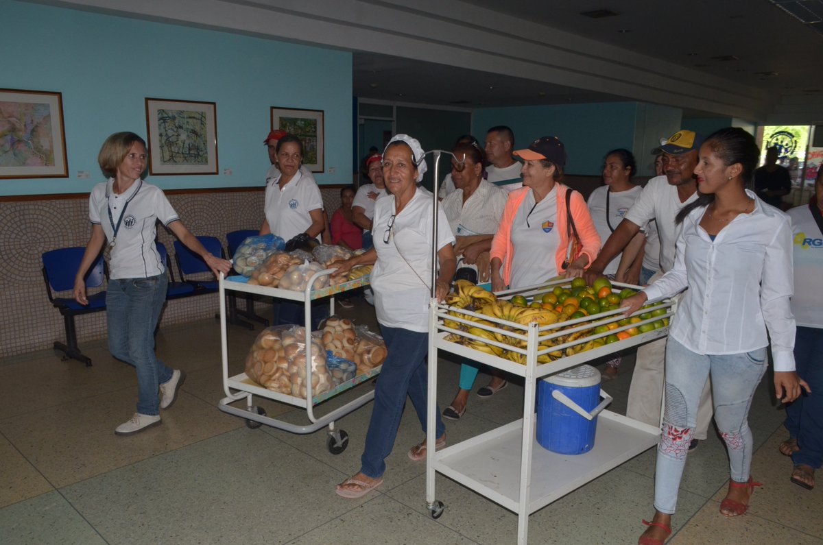 InfocomunalBA's tweet photo. #EnBeneficioPopular Luis Pérez, vocero del frente social de panaderos artesanales, expresó que durante la jornada fueron repartidos más de 300 panes de  diferentes presentaciones, 1500 arepas andinas, aproximadamente 250 kg de frutas frescas y 600 litros de jugos pasteurizados. https://t.co/y3QIZew5lM