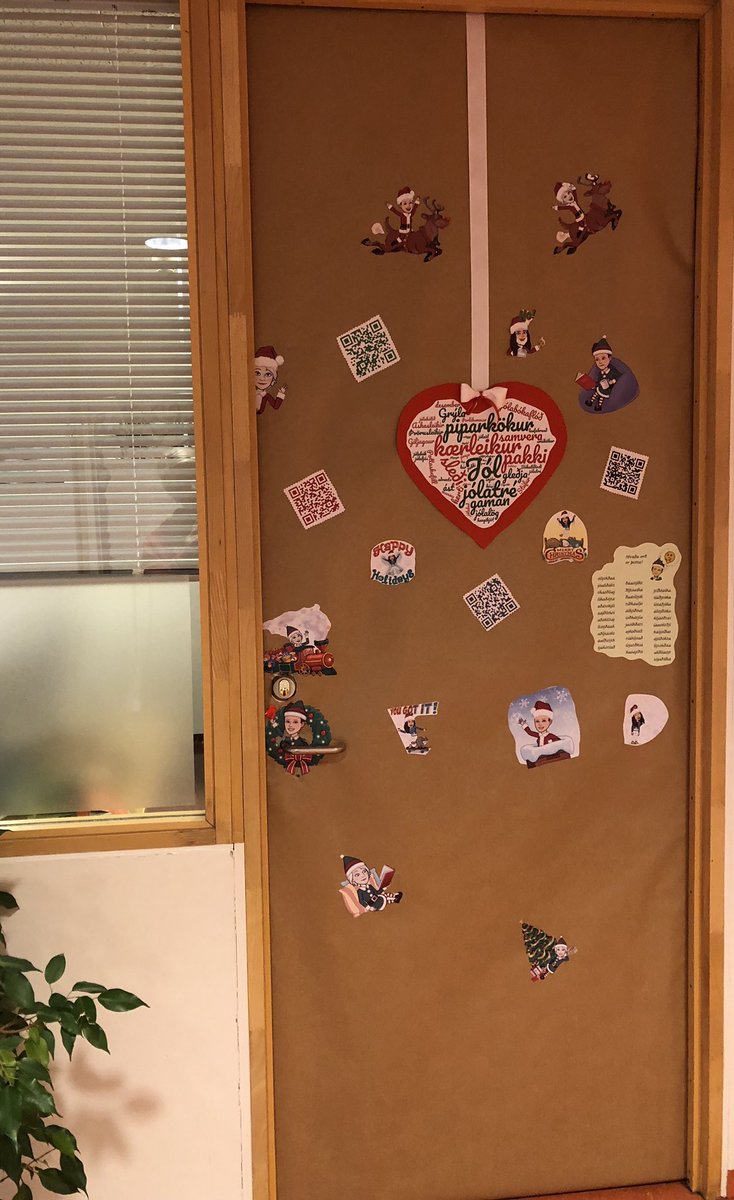 Í vinnunni minni keppast nú allir við að skreyta hurðir fyrir jólin...í Hjartanu (skrifstofan) höfum við sambýlingarnir lagt okkar af mörkum eins og sjá má: #12dagaTwitter #menntaspjall