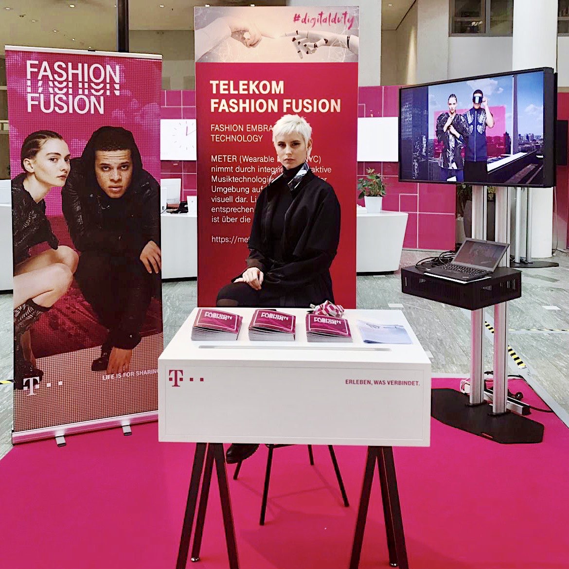 fashionfusion's tweet photo. 👋 from the Headquarter of #Telekom in Bonn. #TelekomFashionFusion is part of the AI day with our special guest Wearable Media and their new streetwear collection. 

The jacket "Meter" is designed to visualize the sound around you. 

#fashionfusion #digitalduty https://t.co/lcCSnRCtFQ