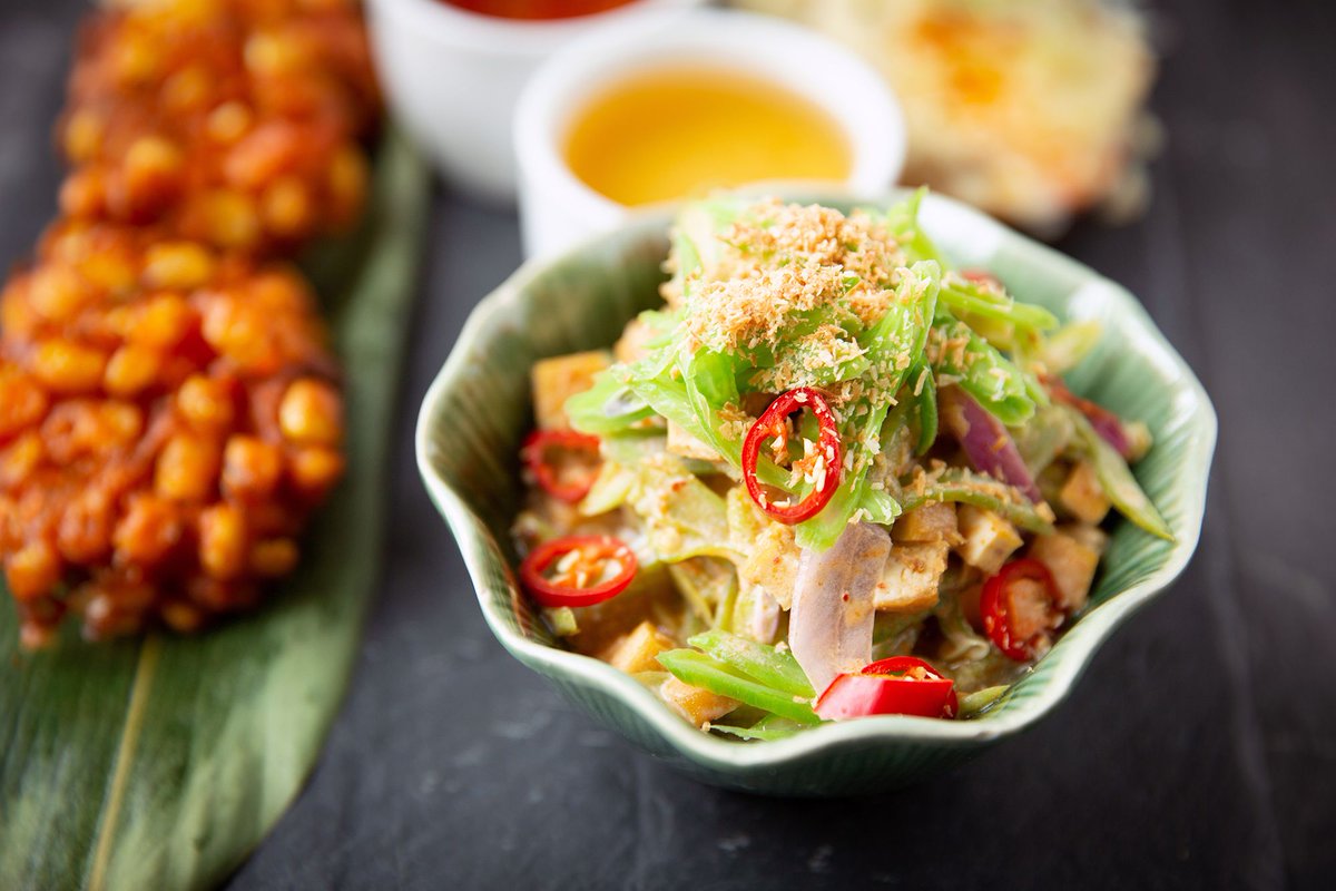 MangoTreeLondon's tweet image. Yum Tua. Our spicy and sour Thai salad, made with minced chicken, runner beans, chilli oil, special Thai dressing, sprinkled with dried coconuts and topped with evaporated milk. Available with our festive menu. 

#vegetarianmenu #vegetarianchristmas #christmasmenu
