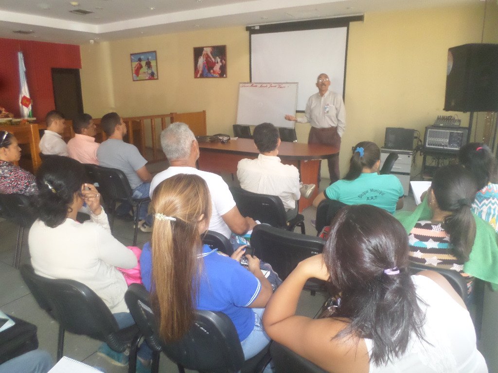 InfocomunalBA's tweet photo. Como parte de las acciones emprendidas desde la Oficina Regional de Salud y Control Epidemiológico del estado Barinas, voceros de las comunas y consejos comunales, recibieron una jornada sensibilización de mano de técnicos y especialistas malariología y saneamiento ambiental. https://t.co/ftYHstuJ4p