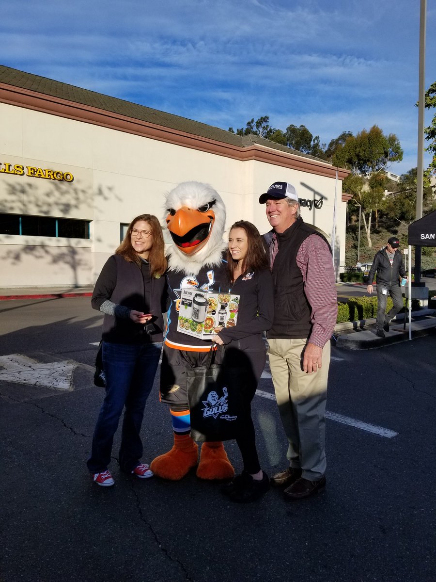 Think_Rice's tweet photo. Birds & rice & rice cookers all together in San Diego! #RideWithRice @usaricenews @AromaHousewares @Jenlovesrice @BerkenKevin https://t.co/PI5g98ZUCF