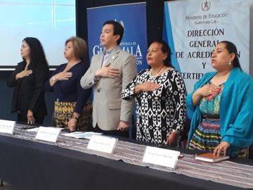 MineducGT's tweet photo. Viceministro @JoseMorenoGua agradece a las instituciones que realizan programas educativos en el país, quienes han certificado sus procesos por medio de la certificación y acreditación de #Digeace del @MineducGT #RutaPaís2032 https://t.co/mtp2suU1X2