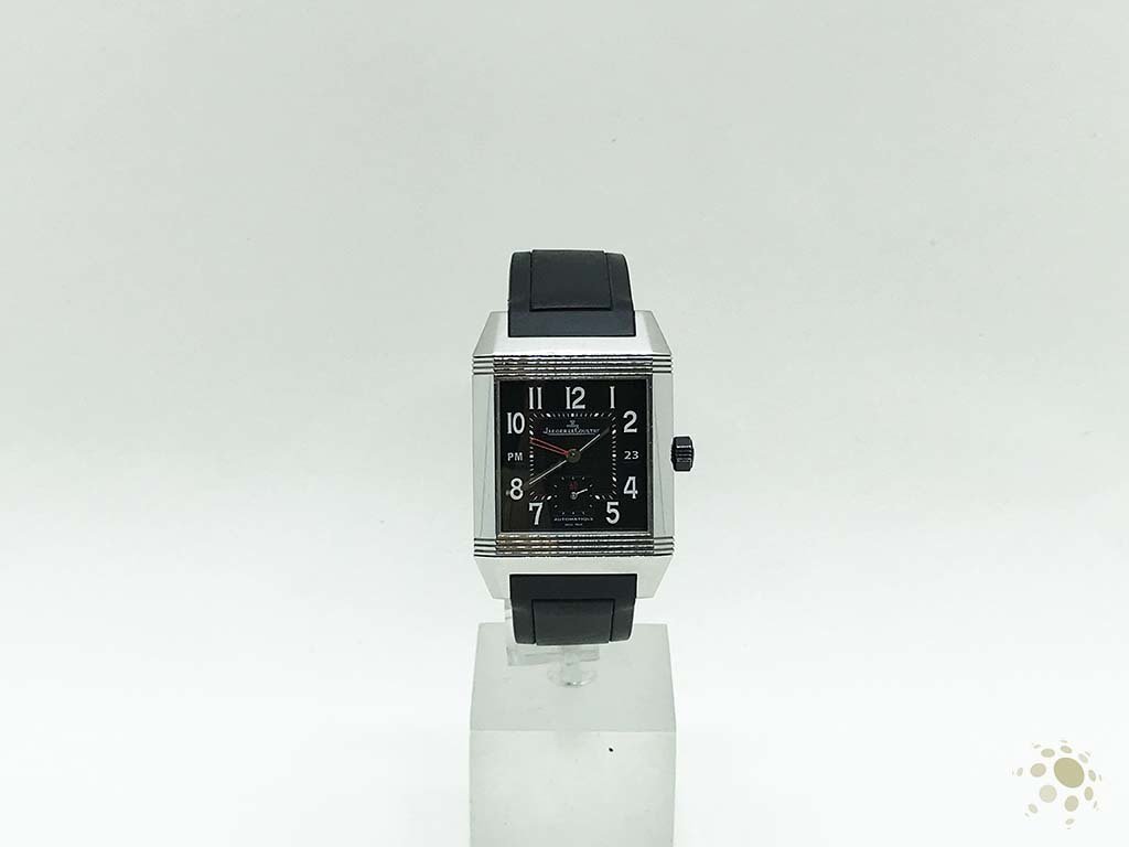 webluxuryclub's tweet image. Exclusividade da Webluxury. Relógio Jaeger-Lecoutre Reverso Squadra Dual Time GMT, Mostrador Preto, Pulseira de Borracha, Fecho Deployment Steel Ring Lock, por apenas R$ 27.500,00, com um ano de garantia Webluxury. Saiba mais: webluxury.com.br/produto/jaeger…. 
#jaegerlecoutre