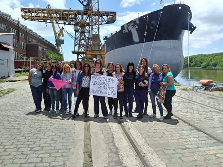 TodosSomosARS's tweet photo. #ParoDeMujeres las mujeres del Astillero Río Santiago hoy pedimos #JusticiaPorLucia #BastaDeFemicidios 
Contra la justicia patriarcal, nosotras paramos, nosotras nos movilizamos.
Hoy seamos miles en las calles por Lucía, por todas #NiUnaMenos 💚✊ https://t.co/NSK5Heeyzr