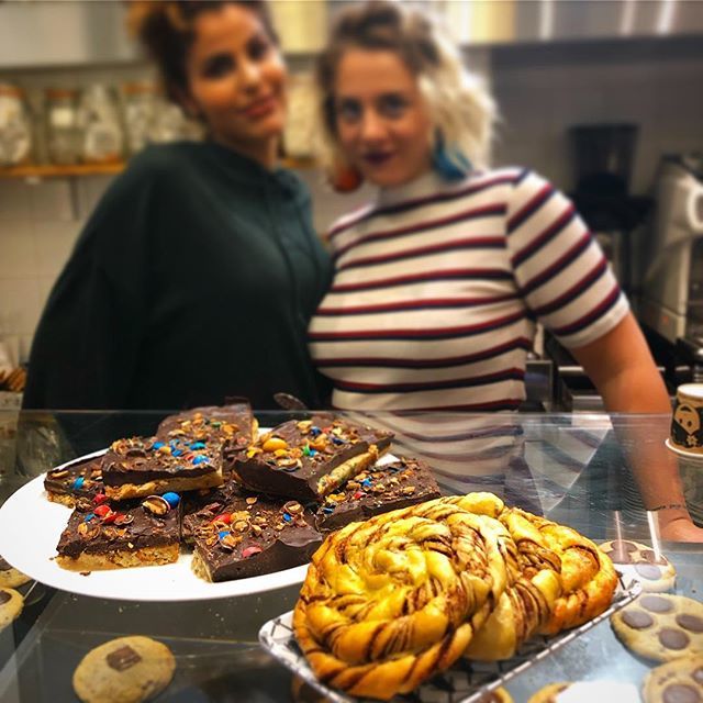 Entre les deux, notre coeur balance (on parle bien évidemment des carrés fifous et des cinnamon rolls ici au premier rang). #emilieandthecoolkids #emiliescookies #cinnamonrolls #cookies #handmade #homemade #coffeeshop #nice06 #foodstagram