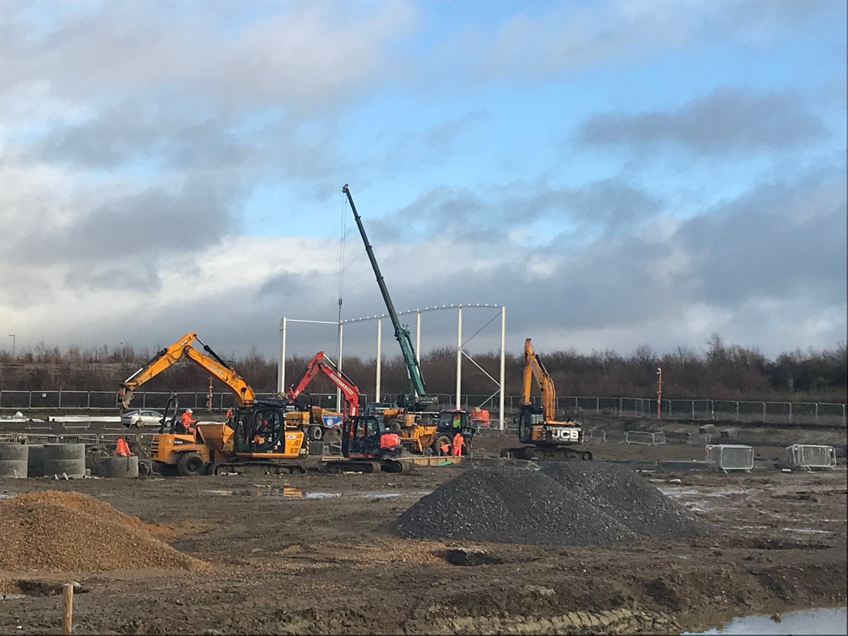 #Steel going up at #Aston41 #Phase3 #AstonClinton! Unit 3 (54,000 sq ft) available for sale or to let &amp; due for completion 1st July 2019. Great progress by <a href="/ParkwayMK/">Parkway Construction</a>! Contact <a href="/savills/">Savills</a> <a href="/LSHtweets/">LambertSmithHampton</a> or Brown &amp; Lee Aylesbury for more information or visit aston41.com